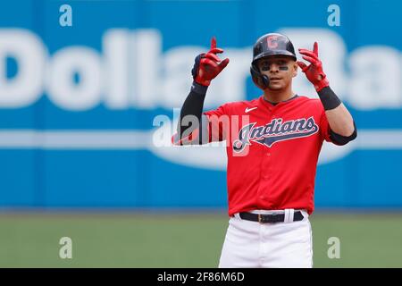 CLEVELAND, OH - APRILE 11: Andres Gimenez (0) degli Indiani di Cleveland reagisce dopo aver colpito un doppio durante una partita contro le Tigri di Detroit a Progre Foto Stock