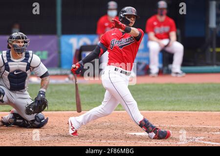 CLEVELAND, OH - 11 APRILE: Andres Gimenez (0) degli Indiani di Cleveland pipistrelli durante una partita contro i Detroit Tigers al campo progressivo il 11 aprile, Foto Stock