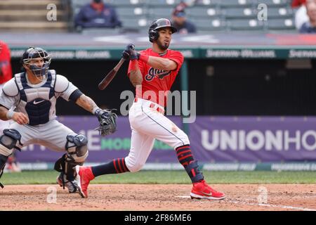 CLEVELAND, OH - 11 APRILE: Eddie Rosario (9) dei Cleveland Indians pipistrelli durante una partita contro i Detroit Tigers al campo progressivo il 11 aprile 2 Foto Stock