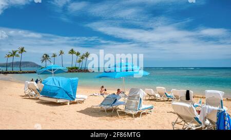 Honolulu, Hawaii - 16 marzo 2015: Turisti seduti su una spiaggia nella zona di Kahala di Honolulu. Foto Stock