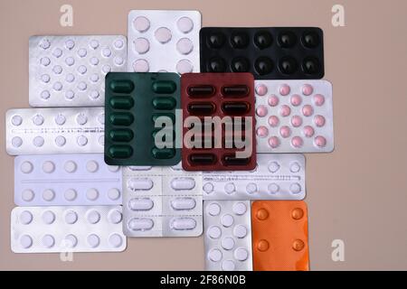pillole di diversi colori in una confezione blister. vista dall'alto Foto Stock