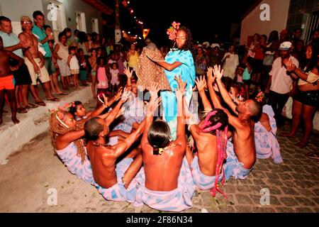 caravelas, bahia / brasile - 13 febbraio 2010: i membri del blocco di carnevale 'umbandaum' sono visti durante una presentazione nella città di caravelas. Foto Stock