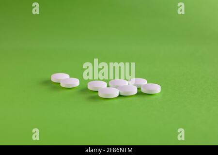 pillole di fuoco selettive. pillole bianche sulla terra verde Foto Stock