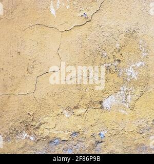 Muro vecchio sfondo testurizzato. Grunge parete in gesso con sfondo giallo graffiato. Vecchia parete con tessuto stucco color palude pelata. Navigazione astratta e ruvida Foto Stock