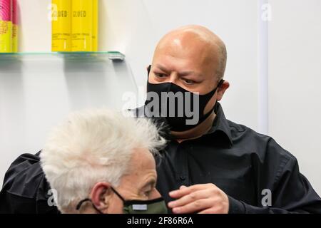 Newcastle upon Tyne, Regno Unito. 12 Aprile 2021. Tommy taglia i capelli di un cliente al negozio Henry Barbershop, High Bridge, Newcastle upon Tyne, in quanto le restrizioni nazionali di blocco sono attenuate in Inghilterra a Newcastle upon Tyne, Inghilterra il 12/04/2021. (Foto di IAM Burn/News Images/Sipa USA) Credit: Sipa USA/Alamy Live News Foto Stock