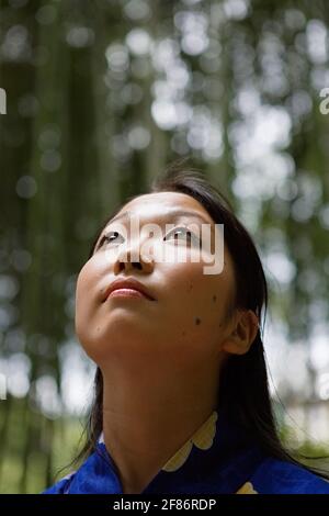 Primo piano giovane donna curiosa che guarda in su Foto Stock