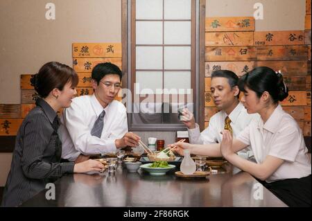 Gli uomini d'affari giapponesi gustano il pranzo al ristorante Foto Stock