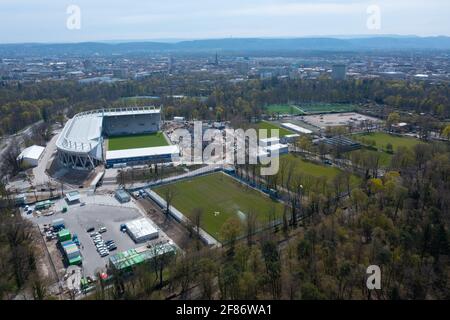 Karlsruhe, Germania. 14 Settembre 2017. Vista con il drone sul cantiere del Wildpark Stadium. Si può vedere il versutribuene e la tribuna principale, che è attualmente in fase di smantellamento. GES/Fussball/Bauarbeiten Wildparkstadion Karlsruhe, 9 aprile 2021 Calcio: 2° Lega tedesca: Vista aerea su KSC-WildparkStadium under costruzione, 09 aprile 2021 | usage worldwide Credit: dpa/Alamy Live News Foto Stock