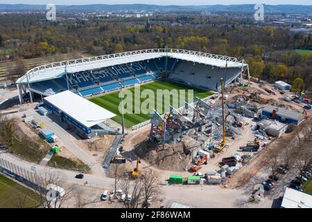 Karlsruhe, Germania. 14 Settembre 2017. Vista con il drone sul cantiere del Wildpark Stadium. Si può vedere il versutribuene e la tribuna principale, che è attualmente in fase di smantellamento. GES/Fussball/Bauarbeiten Wildparkstadion Karlsruhe, 9 aprile 2021 Calcio: 2° Lega tedesca: Vista aerea su KSC-WildparkStadium under costruzione, 09 aprile 2021 | usage worldwide Credit: dpa/Alamy Live News Foto Stock