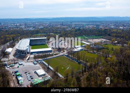 Karlsruhe, Germania. 14 Settembre 2017. Vista con il drone sul cantiere del Wildpark Stadium. Si può vedere il versutribuene e la tribuna principale, che è attualmente in fase di smantellamento. GES/Fussball/Bauarbeiten Wildparkstadion Karlsruhe, 9 aprile 2021 Calcio: 2° Lega tedesca: Vista aerea su KSC-WildparkStadium under costruzione, 09 aprile 2021 | usage worldwide Credit: dpa/Alamy Live News Foto Stock