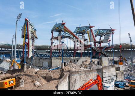 Karlsruhe, Germania. 14 Settembre 2017. Vista con il drone sul cantiere del Wildpark Stadium. Si può vedere il versutribuene e la tribuna principale, che è attualmente in fase di smantellamento. GES/Fussball/Bauarbeiten Wildparkstadion Karlsruhe, 9 aprile 2021 Calcio: 2° Lega tedesca: Vista aerea su KSC-WildparkStadium under costruzione, 09 aprile 2021 | usage worldwide Credit: dpa/Alamy Live News Foto Stock