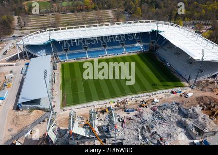 Karlsruhe, Germania. 14 Settembre 2017. Vista con il drone sul cantiere del Wildpark Stadium. Si può vedere il versutribuene e la tribuna principale, che è attualmente in fase di smantellamento. GES/Fussball/Bauarbeiten Wildparkstadion Karlsruhe, 9 aprile 2021 Calcio: 2° Lega tedesca: Vista aerea su KSC-WildparkStadium under costruzione, 09 aprile 2021 | usage worldwide Credit: dpa/Alamy Live News Foto Stock