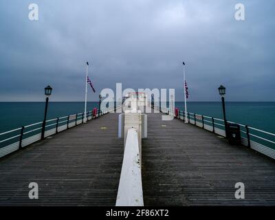 Worthing Pier Flags a metà albero per segnare il passaggio del Principe Filippo Sabato 10 Aprile 2021 al Worthing Pier, Worthing. Il principe Filippo morì all'età di 99 anni, Buckingham Palace ha annunciato. In linea con il protocollo concordato e per segnare questo solenne evento, le bandiere intorno al Regno Unito voleranno a mezzo palo. Foto di Julie Edwards. Foto Stock