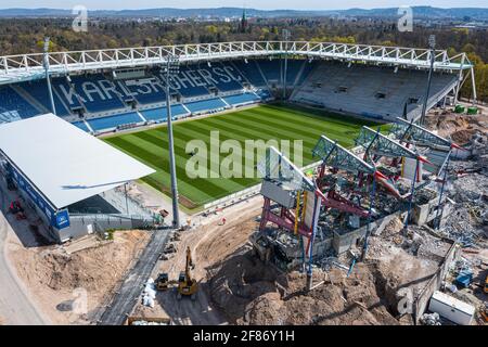 Karlsruhe, Germania. 14 Settembre 2017. Vista con il drone sul cantiere del Wildpark Stadium. Si può vedere il versutribuene e la tribuna principale, che è attualmente in fase di smantellamento. GES/Fussball/Bauarbeiten Wildparkstadion Karlsruhe, 9 aprile 2021 Calcio: 2° Lega tedesca: Vista aerea su KSC-WildparkStadium under costruzione, 09 aprile 2021 | usage worldwide Credit: dpa/Alamy Live News Foto Stock