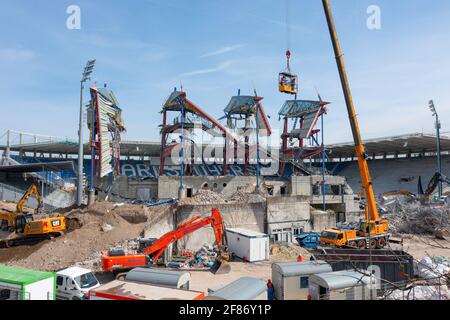 Karlsruhe, Germania. 14 Settembre 2017. Vista con il drone sul cantiere del Wildpark Stadium. Si può vedere il versutribuene e la tribuna principale, che è attualmente in fase di smantellamento. GES/Fussball/Bauarbeiten Wildparkstadion Karlsruhe, 9 aprile 2021 Calcio: 2° Lega tedesca: Vista aerea su KSC-WildparkStadium under costruzione, 09 aprile 2021 | usage worldwide Credit: dpa/Alamy Live News Foto Stock