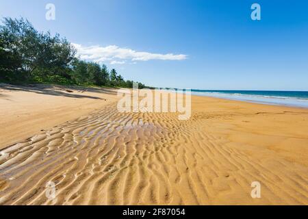 Increspa nella sabbia sulla spiaggia a Wongaling, Mission Beach, Queensland, QLD, Australia Foto Stock