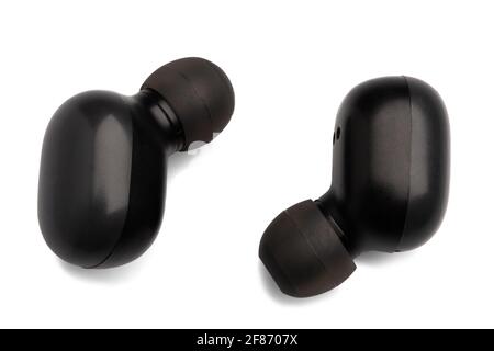 Auricolari wireless neri isolati su uno sfondo bianco con ombre. Cuffie wireless moderne. Foto Stock