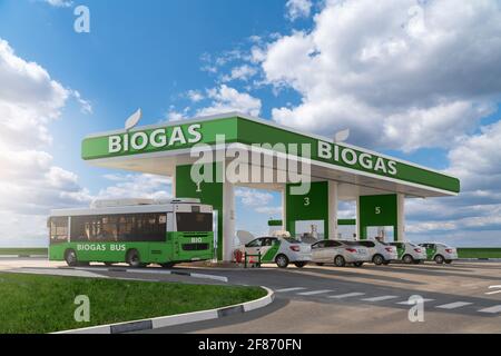 Autobus e auto alla stazione di rifornimento di biogas. Concetto di trasporto neutro dal carbonio Foto Stock