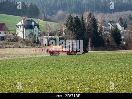 Pesticida spray per trattori su un campo Foto Stock