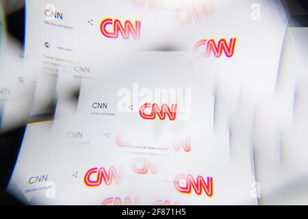 Milano, Italia - 10 APRILE 2021: Il logo CNN sullo schermo del laptop viene visualizzato tramite un prisma ottico. Immagine editoriale illustrativa dal sito della CNN. Foto Stock