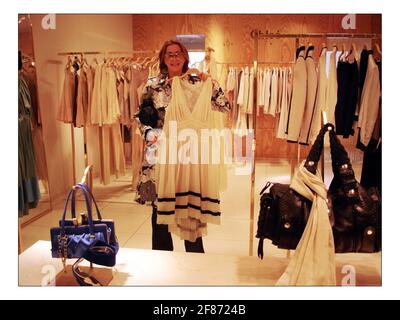 Lo shopper russo alla Anferieva a Harvey Nichols nella zona ovest di Londonpic David Sandison 17/4/2005 Foto Stock