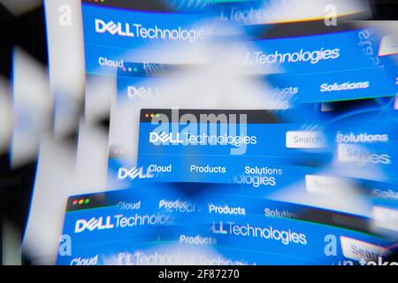 Milano, Italia - 10 APRILE 2021: Logo Dell Technologies sullo schermo del notebook visto tramite un prisma ottico. Immagine editoriale illustrativa di Dell Technologog Foto Stock