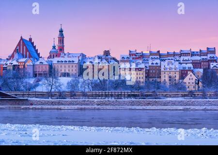 Città di Varsavia in Polonia all'alba invernale, skyline della città vecchia Foto Stock