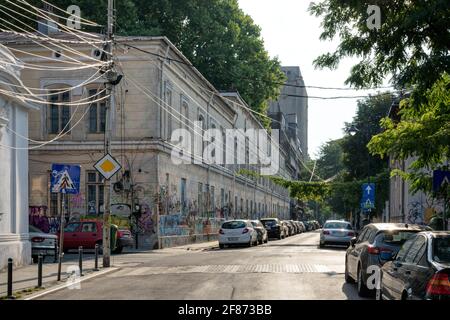 Un groviglio di fili elettrici nelle strade di Bucarest, Romania Foto Stock