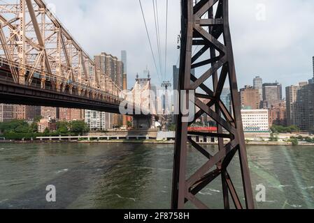 La città di New York, Stati Uniti d'America - 24 Giugno 2018: Il Roosevelt Island Tram. Si tratta di una linea tramviaria a New York City che si estende a est del fiume e collega Roos Foto Stock