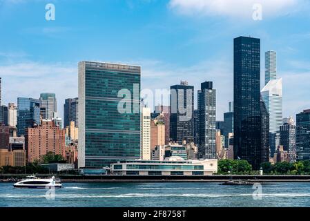 New York City, Stati Uniti d'America - 24 giugno 2018: Skyline di Midtown di Manhattan da East River un giorno di sole d'estate. Sede delle Nazioni Unite. Foto Stock