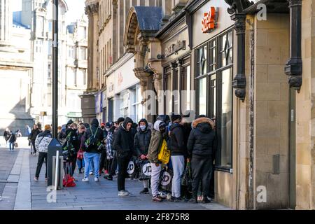 Newcastle, Regno Unito. 12 Aprile 2021. Gli appassionati di shopping tornano per le strade di Newcastle-upon-Tyne, poiché i negozi non essenziali riaprono mentre il Regno Unito si trova in una via di uscita dalle restrizioni del Covid-19. Credit: Thomas Jackson/Alamy Live News Foto Stock