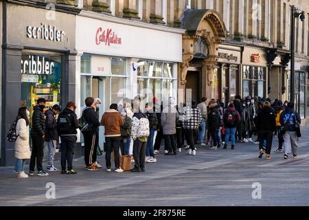 Newcastle, Regno Unito. 12 Aprile 2021. Gli appassionati di shopping tornano per le strade di Newcastle-upon-Tyne, poiché i negozi non essenziali riaprono mentre il Regno Unito si trova in una via di uscita dalle restrizioni del Covid-19. Credit: Thomas Jackson/Alamy Live News Foto Stock