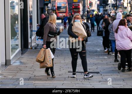 Newcastle, Regno Unito. 12 Aprile 2021. Gli appassionati di shopping tornano per le strade di Newcastle-upon-Tyne, poiché i negozi non essenziali riaprono mentre il Regno Unito si trova in una via di uscita dalle restrizioni del Covid-19. Credit: Thomas Jackson/Alamy Live News Foto Stock