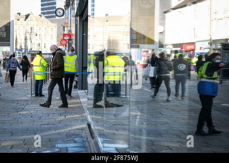 Newcastle, Regno Unito. 12 Aprile 2021. Gli appassionati di shopping tornano per le strade di Newcastle-upon-Tyne, poiché i negozi non essenziali riaprono mentre il Regno Unito si trova in una via di uscita dalle restrizioni del Covid-19. Credit: Thomas Jackson/Alamy Live News Foto Stock