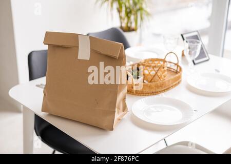 Confezioni di carta con generi alimentari su tavolo da cucina Foto Stock