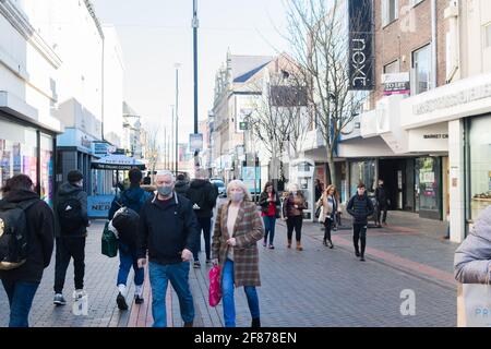 Middlesbrough, Regno Unito. Aprile 12 2021: Strada alta piena di persone a seguito dell'ulteriore relax delle regole di blocco nel Regno Unito. Credit: Jason Brown/Alamy Live News Foto Stock