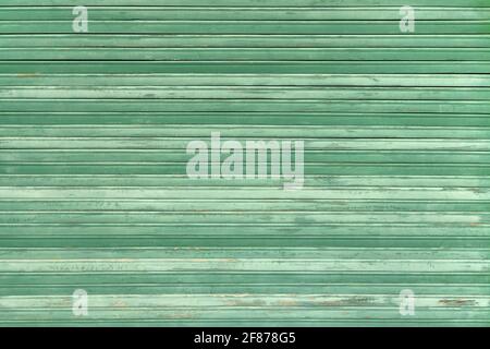 Vecchia tenda a rullo verde in legno intemperie Foto Stock