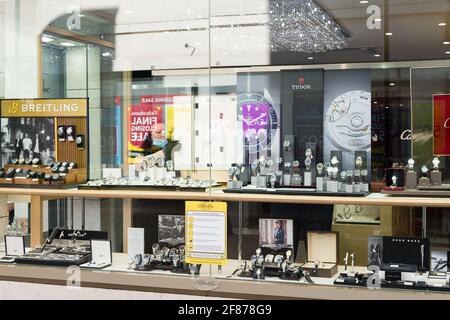 Middlesbrough, Regno Unito. Aprile 12 2021: Il negozio JEWELERY prepara la sua vetrina seguendo l'ulteriore rilassamento delle regole di blocco nel Regno Unito. Credit: Jason Brown/Alamy Live News Foto Stock