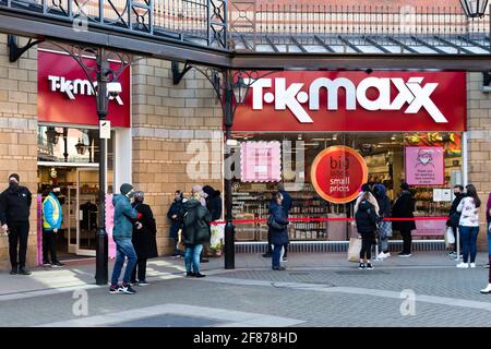 Middlesbrough, Regno Unito. Aprile 12 2021: I clienti aspettano fuori dal negozio TK-Maxx di Middlesbrough dopo l'ulteriore rilassamento delle regole di blocco nel Regno Unito. Credit: Jason Brown/Alamy Live News Foto Stock