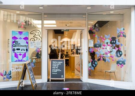 Middlesbrough, Regno Unito. Aprile 12 2021: Tre negozi aprono dopo l'ulteriore rilassamento delle regole di blocco nel Regno Unito. Credit: Jason Brown/Alamy Live News Foto Stock