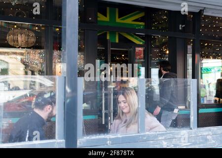 Middlesbrough, Regno Unito. Aprile 12 2021: I clienti seduti all'esterno di Turtle Bay a Middlesbrough a seguito dell'ulteriore rilassamento delle regole di blocco nel Regno Unito. Credit: Jason Brown/Alamy Live News Foto Stock