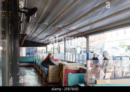 Middlesbrough, Regno Unito. Aprile 12 2021: I clienti seduti all'esterno di Turtle Bay a Middlesbrough a seguito dell'ulteriore rilassamento delle regole di blocco nel Regno Unito. Credit: Jason Brown/Alamy Live News Foto Stock