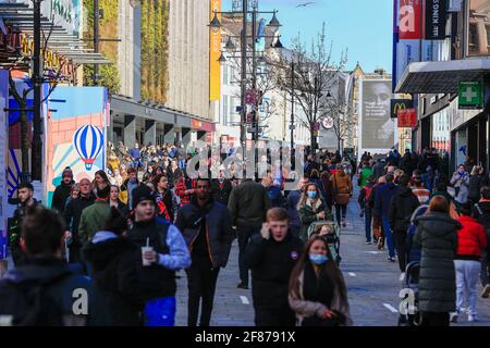 Newcastle upon Tyne, Regno Unito. 12 Aprile 2021. Northumberland Street, Newcastle Upon Tyne, è impegnata con gli acquirenti dopo che le restrizioni nazionali di blocco sono state attenuate e i locali al dettaglio sono autorizzati a riaprire a Newcastle Upon Tyne, in Inghilterra, il 4/12/2021. (Foto di IAM Burn/News Images/Sipa USA) Credit: Sipa USA/Alamy Live News Foto Stock