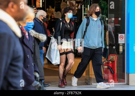 Newcastle upon Tyne, Regno Unito. 12 Aprile 2021. Due acquirenti lasciano Primark su Northumberland Street, Newcastle Upon Tyne, poiché i negozi riaprono le porte a Newcastle upon Tyne, in Inghilterra, il 12 ottobre 2021. (Foto di IAM Burn/News Images/Sipa USA) Credit: Sipa USA/Alamy Live News Foto Stock