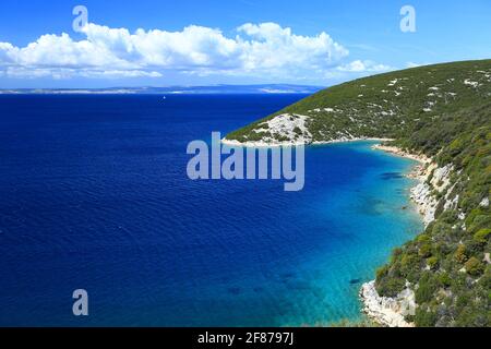 Bellissimo mare Adriatico blu sull'isola di Rab, Croazia Foto Stock