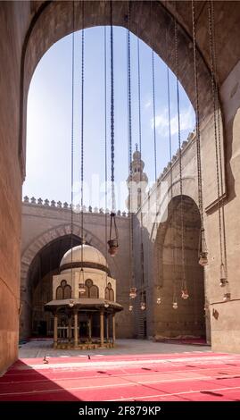 Vista verso qibla iwan, complesso Sultan Hasan, il Cairo