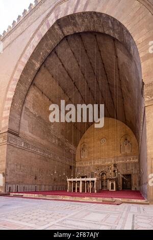 Vista verso qibla iwan, complesso Sultan Hasan, il Cairo