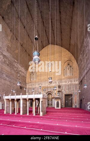 Vista verso qibla iwan, complesso Sultan Hasan, il Cairo