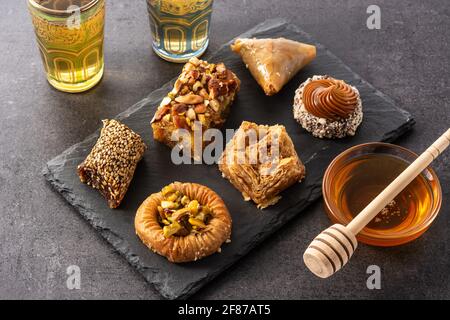 Assortimento di baklava dessert Ramadan su sfondo nero Foto Stock