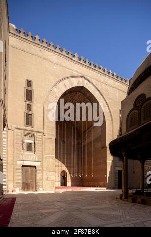 Vista sul cortile, complesso Sultan Hasan, il Cairo Foto Stock